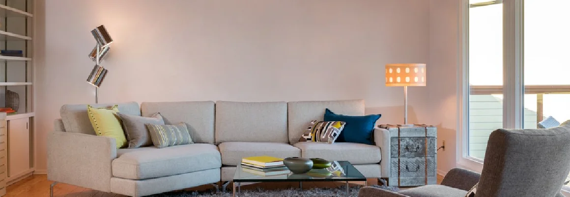 Helles Wohnzimmer mit Sofa und Sessel